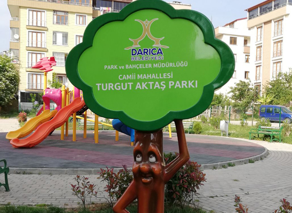 Turgut Aktaş Parkına ağaç tabela yapıldı.